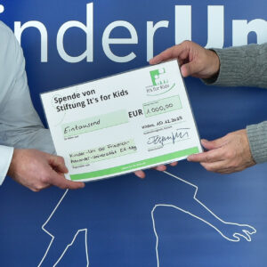 Scheckübergabe Close-Up, 1.000 € für die FAU KinderUni